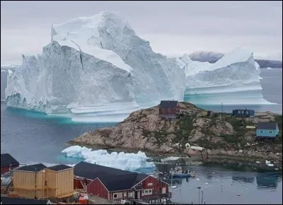 La présence de cet iceberg près du village d'Innaarsuit, ne réjouit guère ses 169 habitants. C'est sa dimension qui est effrayante soit, près de 100 m de haut, 200 m de large pour une masse estimée à 11 millions de tonnes. "Nous craignons la séparation de l'iceberg, provoquant une inondation dans la zone", a déclaré Lina Davidsen, chef de sécurité (maxisciences.com).
Dans quel pays se situe-t-on ?
