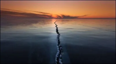 Photo d'Alexey Trofimov ''a superb talented nature, landscape and wildlife photographer'', qui nous montre le lac, ayant le plus grand volume d'eau douce sur notre planète, se fissurer. Avez-vous déjà franchi une telle fracture, seul sur un lac, avec les craquements des bulles d'eau ?
Identifiez dans quel pays est situé ce lac, le plus profond au monde.