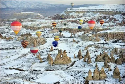 Spéciale cette photo avec la neige ! C'est quand même récent ce Festival de Mongolfière : une ''émission de Nicolas Hulot, Ushuai aurait fait sensation. Je pense que cela a relancé le tourisme dans la région'' (https://www.lecoindesvoyageurs.fr).
La photo nous montre des montgolfières s'élevant au-dessus de la Cappadoce. Dans quel pays sommes-nous ?