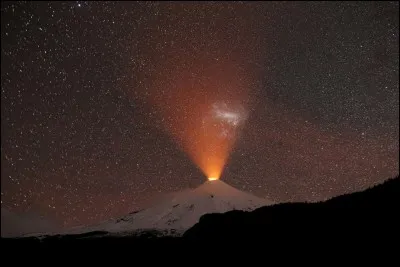 Le Villarica représente un des plus actifs volcans d'Amérique du Sud : il est situé dans la Cordillère de Patagonie. On apprécie, ici, une vue de nuit depuis la station touristique voisine de Pucón. C'est aussi le nom d'une localité et d'un parc national où l'on trouve des cavernes qui sont ouvertes à l'exploration.
Dans quel pays faut-il aller pour le trouver ?