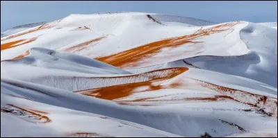L'air froid, descendu du nord de l'Europe, a atteint le désert du Sahara : 40 cm de neige sont tombés. Notre photo montre les dunes enneigées, le 7 janvier 2017, à proximité du village d'Aïn Sefra (1 500 m).
Nommez ce pays où il a neigé sur le Sahara pour la 4e fois en 37 ans, mais la 3e fois sur ces 5 dernières années.
