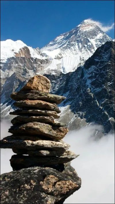On peut retenir quelques grands noms : George Mallory et Andrew Irvine, Edmund Hillary et Tensing Norgay. En contrepartie, 150 cadavres parsèment les pentes du sommet : il faut toujours les enjamber et les morts sont décrits comme « balisant » le sentier le plus utilisé. J'en ai des frissons juste à l'idée.
Dans quel pays faut-il aller pour monter cette jolie montagne, la plus haute au monde ?