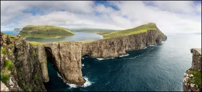 Photo du lac Sørvágsvatn, surplombant l'océan Atlantique : il s'agit du plus grand lac (6 km) des îles Féroé, archipel au loin entre l'Islande et la Norvège, avec une surface de 3,4 km².
De quel pays, les îles Féroé sont-elles une province autonome ?
