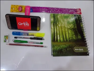 Avec mes six stylos j'écris l'histoire avec Orbis.
Oups ! j'voulais dire mes ...