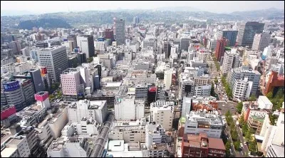 Avec 1 million d'habitants, située à 300 km de Tokyo, c'est la plus grande ville de la partie nord de Honshū :