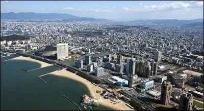 C'est avec 1,4 millions d'habitants, la plus grande ville de l'île de Kyushu :