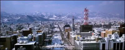 La plus grande ville d'Hokkaido avec 1,9 million d'habitants a accueilli les JO d'hiver en 1972. C'est :