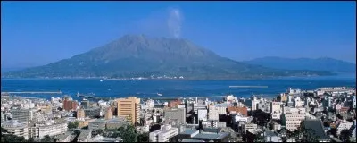 Cette ville de 600 000 habitants, située dans le sud de l'île de Kyūshū, la plus méridionale des grandes villes japonaises est dominée par le Sakurajima, un des volcans les plus actifs du Japon :