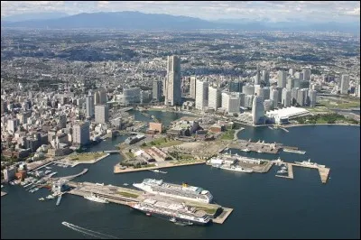 Cette ville, peuplée de 3,7 millions d'habitants, grand port industriel de la baie de Tokyo, c'est ...