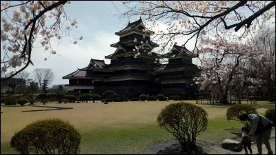 Deuxième ville des Alpes japonaises avec 240 000 habitants, cette ville possède un des plus beaux châteaux du pays, édifié au XVIe siècle. C'est :