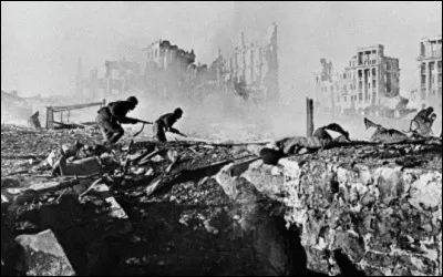 Quel général allemand dirigea la 6e armée et fut vaincu à Stalingrad en 1942 ?