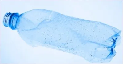 Il ne reste plus qu'une gorg&eacute;e d'eau pendant que toi et ta petite sœur vous baladez :