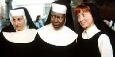 Dans quel film très célèbre, joue-t-elle le rôle d'une meneuse de revue contrainte de se cacher dans un couvent où elle devient la chef du chur ?