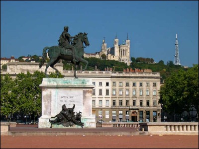 En quelle année la statue de Louis XIV, qui trône au centre de la place Bellecour, a-t-elle été achevée ?