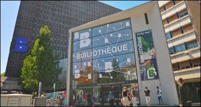 En quelle année la bibliothèque municipale de Lyon dans le 3e arrondissement, qui se trouve à La Part-Dieu, a-t-elle ouvert ses portes ?
