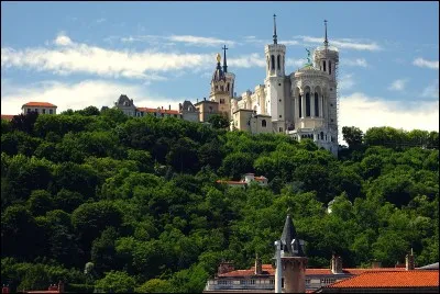 Quel est l'un des surnoms de la colline de Fourvière, à Lyon ?