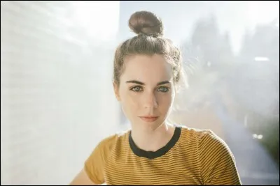 Quelle actrice joue Maddie McAlister, soeur de McKeyla ?