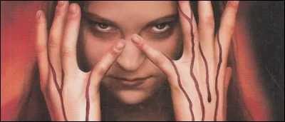 Par quel événement essentiel dans la vie d'une adolescente débute le roman "Carrie" ?