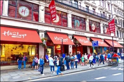 Dans quelle rue de Londres se situe le magasin de jouets Hamleys ?