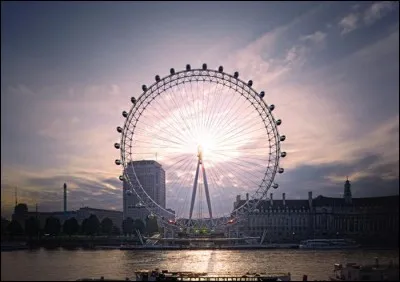 Combien de nacelles y a-t-il sur le London Eye ?