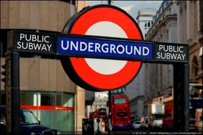 Dans le métro de Londres, quelle ligne est de couleur rouge ?