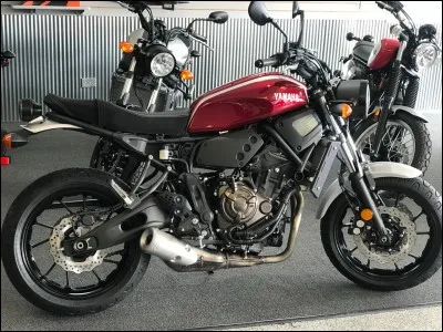 Avec quelle moto se déplace-t-il ?