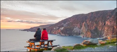 Slieve League (Sliabh Liag) en irlandais, prononcez 'slab leg', est le 2e point culminant de l'île d'Émeraude à 606 m d'altitude. Dans quel comté se situe-t-il ?