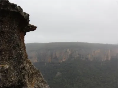 Le 'Ben Bulben' est un relief tabulaire culminant à 526 m d'altitude. L'escalader par la face sud est facile, et très difficile par la face nord. Dans quel comté se situe-t-il ?