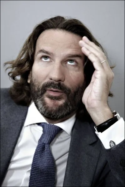 Quel est le titre complet du premier roman de Frédéric Beigbeder : "Mémoires d'un jeune homme ... " ?