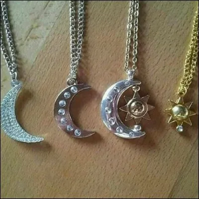 Elle porte un pendentif en forme de soleil et lune :