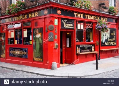 Situé au 47-48 Temple Bar, "The Temple Bar" le plus célèbre des pubs de Dublin : plusieurs salles en enfilade derrière une devanture rouge, whiskies à gogo, bières... . Combien de whiskies propose-t-il ?