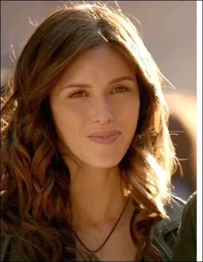 Qui a transformé Vicki dans la saison 1 ?