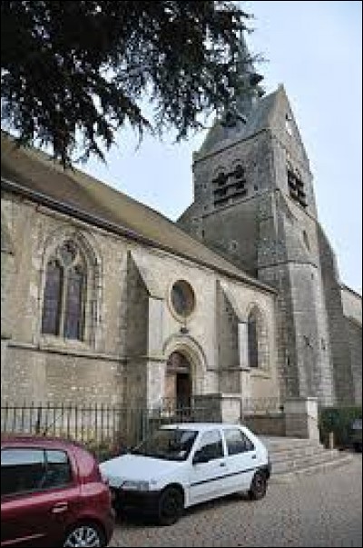 Nous commençons notre balade devant l'église Saint-Pierre-et-Saint-Eutrope d'Angerville. Ville Essonnienne, elle se situe en région ...