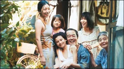 Autre palme d'or à Cannes, en 2018, ce film d'Hirokazu Kore-eda, met en scène une famille qui vit pauvrement et recueille une petite fille. C'est ...