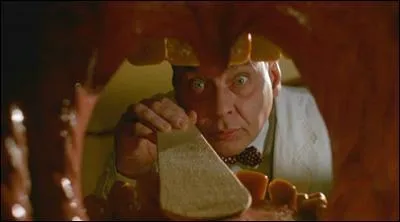 Holly Marie Combs est pourchass par le Dr Giggles qui devient en franais: