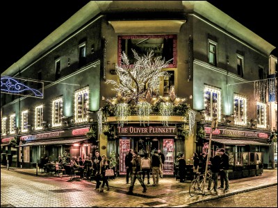 ''The Oliver Plunkett'' au 116 Oliver Plunkett Street en plein centre de Cork : alcools et bières à foison, musique traditionnelle tous les soirs et repas typiquement irlandais. À quelle heure devez-vous commander votre plat ?