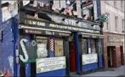 Le "Sin E" au 8 Coburg Street : petit pub sur 2 étages, très bruyant mais "so fun" musique locale de qualité. Hormis les bières et le whiskey, quelle boisson fait la popularité de ce pub ?