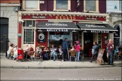 Au "Kelly's Bar", 19 Roger Casement Square à Cobh (comté de Cork), Tom Kelly et son équipe sont très sympas. Dans quel décor vous trouverez-vous ?
