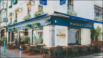 Au coeur de Cork ''The Market Lane'' sur Oliver Plunkett Street ouvert 7/7 de midi à 21h30 /22/30 le week-end. Bonne bouffe, mais il y a un ''truc'' qui ne colle pas. Quoi donc ?