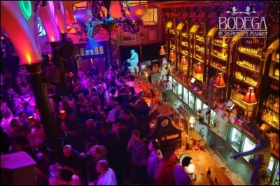 ''The Bodega'' sur Cornmarket Street : un établissement qui ressemble à une boutique d'apothicaire tant il y a d'étagères et qui propose une remarquable sélection de :