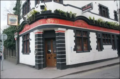 Au ''The Oval'' pub traditionnel avec ses boiseries, fauteuils en cuir et bougies, un grand choix de ... vous attend.
