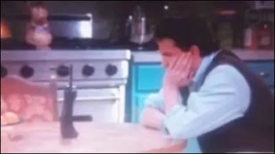 Comment s'appelle la fille dont Chandler attend l'appel ?