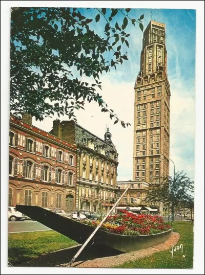 Quel chanteur français est né en 1934 à Castelsarrasin ?