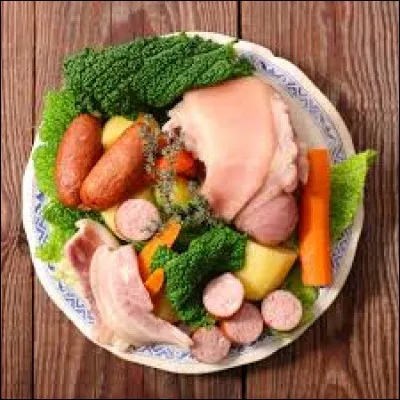 C'est un plat de légumes accompagné de viande bouillie et de charcuterie :