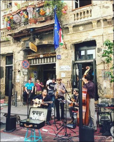 Capitale orientale d'un pays qui préfère les migrants avec compte en banque, cette ville se retrouve investie par touristes et promoteurs de tous poils. Laquelle ?