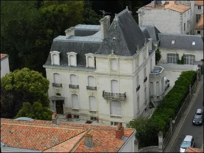 Scoop ! Je viens juste d'effarer avec effarement que ma ville natale était - après Paris (32 millions), Lourdes (7), Lyon (6,9), Toulouse (5,7) et Marseille (5) - la 6e ville touristique française d'Europe ! Laquelle ?