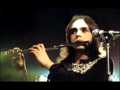 Peter Gabriel n'était pas seulement chanteur dans Genesis, il était également flûtiste, sur quel album majeur fait-il une brève apparition à la flûte en tant qu'invité ?