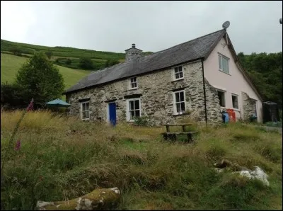 Bron Y Aur, la maison de campagne chère à Led Zeppelin se trouve dans quelle partie du Royaume-Uni ?