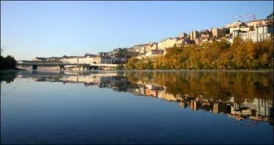 Quel fleuve borde Beaucaire ?