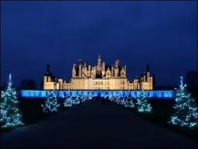 Je vous propose, avec pas mal d'avance, de fêter Noël au château de Chambord. Nous sommes dans le Centre-Val-de-Loire, dans le département ...